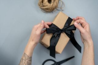 Що подарувати кумі на день народження: список яскравих та недорогих подарунків